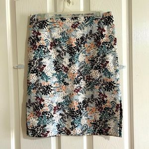 NWOT women’s Loft pencil skirt floral fliers zip back  slit sides size 6